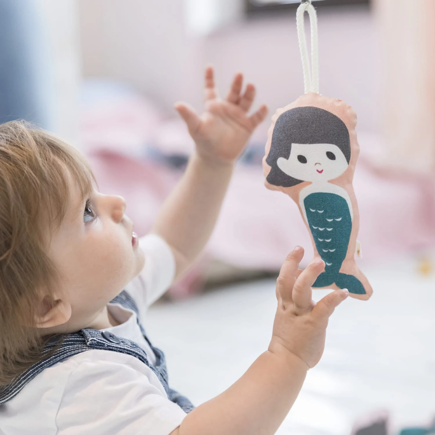 Julica Kinderwagen-Clip "Meerjungfrau" In Bunt - Mit Geschenkkarte – Bild 2